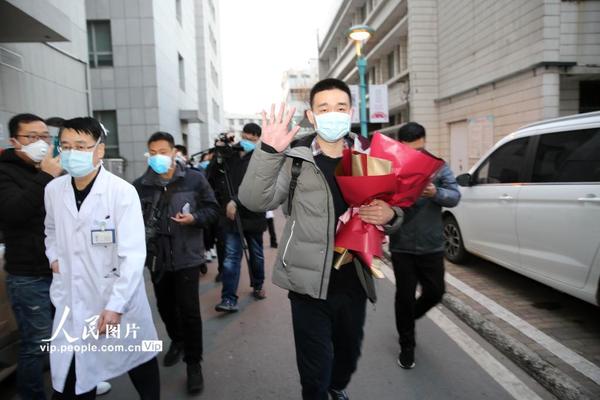 1月31日，江苏省连云港市首例新型冠状病毒感染的肺炎患者治愈出院。（牟进勇 人民图片）